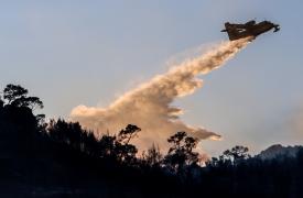 Φωτιά στη Σαλαμίνα: Μάχη με διάσπαρτες εστίες - Δύο νεκροί, 10 τραυματίες