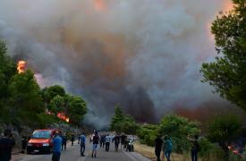 Στις φλόγες για 4η νύχτα η δυτική Αττική: Σε Ψάθα και ΒΙΠΕ Μεγάρων τα κύρια μέτωπα