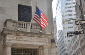 Θετικά πρόσημα στη Wall Street με στήριξη ομόλογα και πετρέλαιο