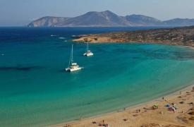 Οι καλύτερες παραλίες στις Μικρές Κυκλάδες για βουτιές σε τιρκουάζ νερά