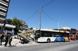 Θεσσαλονίκη: Λεωφορείο έπεσε σε στάση στη Νεάπολη - Τέσσερις τραυματίες