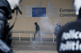 Πώς ο φόβος της ακροδεξιάς οδηγεί σε πολιτική στροφή τα κόμματα του δημοκρατικού τόξου