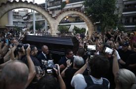 Ξεκίνησε με την άφιξη της σορού στον ΙΝ Αγίας Τριάδας η λαϊκή αγρύπνια για τον Γ. Μαζωνάκη