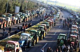 Σκληραίνουν τη στάση τους οι αγρότες: Aποφασιστικότητα να συνεχίσουν και να κλιμακώσουν τις κινητοποιήσεις