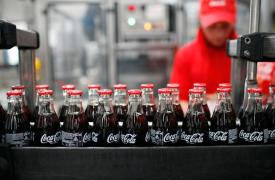 Θολά νερά για Coca Cola και Frigoglass - Κόκκινα δάνεια και νέα «γέφυρα»