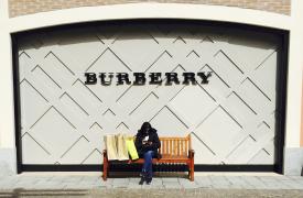 Burberry: Αύξηση 5% στις πωλήσεις για πρώτη φορά στα τρία χρόνια