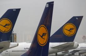 Η Lufthansa «λυπάται» για το χάος στις πτήσεις, αλλά δεν βλέπει άμεση βελτίωση της κατάστασης