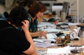 Στο 12% παραμένει το μισθολογικό χάσμα αντρών και γυναικών στην ΕΕ - Στο 24,5% η «ψαλίδα» στις συντάξεις