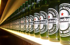 Heineken: Θα πουλήσει λιγότερη μπύρα το 2025 καθώς η ζυθοποιία αναμένει πιέσεις