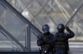 Γαλλία: Ακόμα τέσσερις συλλήψεις για τη ληστεία στο Λούβρο