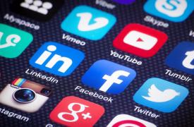 Ελβετία: Η υπουργός Εσωτερικών ανοικτή σε μια απαγόρευση των social media για τα παιδιά