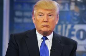 Ο Τραμπ έχει φάει κόλλημα με αυτά τα παπούτσια και τα κάνει δώρο σε όλους - Γιατί κάποιοι γελάνε μ' αυτά;