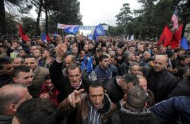 «Η Αλβανία δεν είναι για πούλημα»: Χιλιάδες πολίτες διαδήλωσαν στα Τίρανα κατά του τουριστικού σχεδίου του Κούσνερ