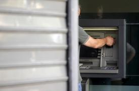 Με λιγότερα από 1.000 ευρώ στην τράπεζα οι 7 στους 10 Έλληνες καταθέτες
