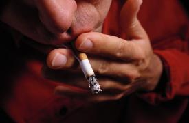 Το κάπνισμα μειώθηκε παγκοσμίως για πρώτη φορά, αλλά παρατηρήθηκε αύξηση στα παιδιά και στην Αφρική