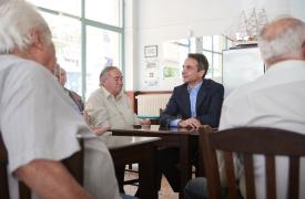 Γαλάζιες περιοδείες με.. τσίπουρα - Κόντρα ΠΑΣΟΚ – ΕΛΑΣ για περισσότερα δωρεάν - Τα μπλόκα του Τσίπρα