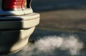 Εκπομπές CO2 στα αυτοκίνητα: Η Κομισιόν δίνει περιθώριο 3 ετών για να προσαρμοστούν οι βιομηχανίες