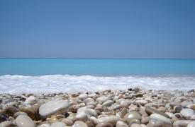 Απάτητες παραλίες στην Ελλάδα: Θα τις δούμε φέτος ή θα μείνουν ξανά μόνο στα χαρτιά;