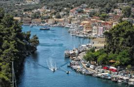 Βυθίστηκαν δύο τουριστικά σκάφη μετά από πυρκαγιά στους Παξούς