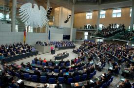 Γερμανία: Η πρόεδρος της Bundestag απέβαλε βουλεύτρια που φορούσε μπλούζα με τη λέξη Παλαιστίνη