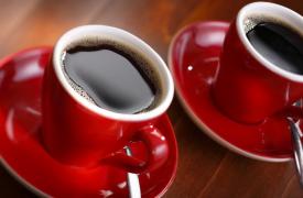Φρένο" στον καφέ εκτός σπιτιού βάζει η ακρίβεια, σύμφωνα με έρευνα