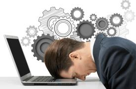 Η επέλαση της Τεχνητής Νοημοσύνης αυξάνει το άγχος των εργαζομένων - Ένας στους δύο φοβάται ότι μπορεί να αντικατασταθεί