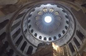 Στις 18:30 αναμένεται η άφιξη του Αγίου Φωτός απ' τα Ιεροσόλυμα