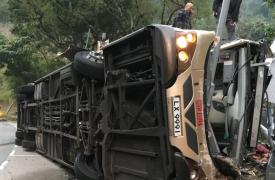 Ιταλία: Ένας νεκρός από πτώση λεωφορείου σε χαράδρα
