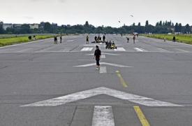 ΗΠΑ: Ξαναρχίζουν οι απελάσεις μεταναστών πριν από τη συνάντηση των προέδρων Τραμπ και Πέτρο