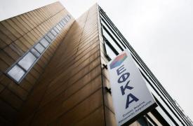 Αυξάνονται κατά 2,4% από φέτος τα επιδόματα ασθένειας και μητρότητας - Στα 883,92 ευρώ τα έξοδα κηδείας