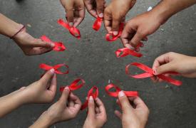 AIDS: «Σε κίνδυνο» η πρόοδος που έχει επιτευχθεί εξαιτίας της μείωσης των χρηματοδοτήσεων