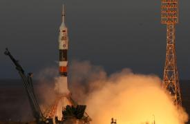 Το διαστημόπλοιο Soyuz εκτοξεύθηκε με πλήρωμα δύο Ρώσους και έναν Αμερικανό