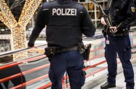 Ενισχυμένα μέτρα ασφαλείας σε εορταστικές εκδηλώσεις για το Χάνουκα σε όλο τον κόσμο μετά τη φονική επίθεση στο Σίδνεϊ