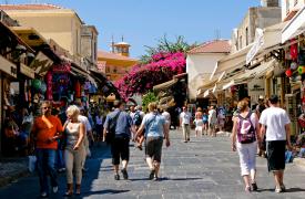 Στον τουρισμό ποντάρει για καλύτερες μέρες το λιανεμπόριο