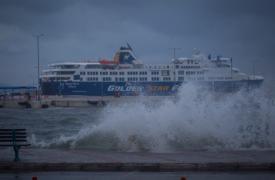 Ισχυροί άνεμοι κρατούν δεμένα τα πλοία στα περισσότερα λιμάνια – Κανονικά οι απόπλοι για Κρήτη από τον Πειραιά