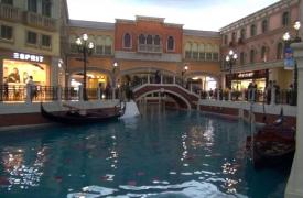 Βενετία: Πρόστιμα 1.500 ευρώ σε τουρίστες που σέρφαραν με μηχανοκίνητες σανίδες στο Μεγάλο Κανάλι