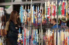 Εορταστικό ωράριο: Τι ώρα κλείνουν τα καταστήματα τη Μεγάλη Πέμπτη