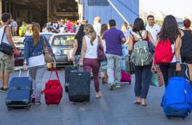 Αυξημένη κίνηση στα λιμάνια της Αττικής – 80.000 ταξιδιώτες φεύγουν για τις τελευταίες ημέρες του Αυγούστου