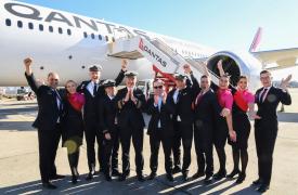 Αυστραλία: Η Qantas καταργεί τις στολές με βάση το φύλο