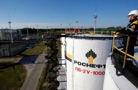 Ο πρώην καγκελάριος Σρέντερ δέχεται πιέσεις από την ΕΕ για να παραιτηθεί από τη θέση του στη Rosneft
