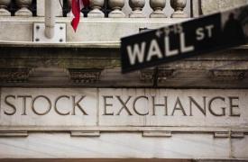 Wall Street: Στο «κόκκινο» έκλεισε ο Dow με το χρέος των ΗΠΑ στο μικροσκόπιο
