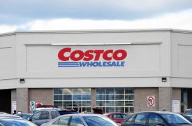 Η Costco μηνύει την κυβέρνηση Τραμπ - Zητά επιστροφή χρημάτων εάν κριθούν παράνομοι οι δασμοί