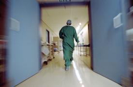 Αυστηροποίηση των ποινών για απειλές και βιαιοπραγίες κατά υγειονομικών