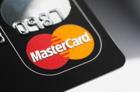 Mastercard SpendingPulse: Οι Ευρωπαίοι στρέφονται στις «προσιτές πολυτέλειες» τη φετινή εορταστική περίοδο