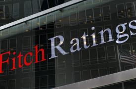 Fitch: Πώς η Ελλάδα κέρδισε τρεις αναβαθμίσεις - Το χρέος, τα πλεονάσματα και οι τράπεζες