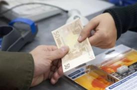 «Γιατί δεν παίρνουμε λεφτά όταν μας δίνουν;»