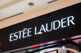 Estee Lauder: Προβλέπει ετήσια κέρδη κάτω από τις εκτιμήσεις - Βουτιά 9% της μετοχής