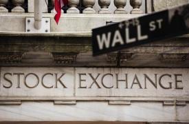 Στο «κόκκινο» η Wall Street - Χαμηλό έτους για τον S&P 500