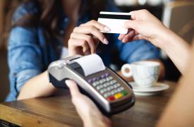 ΙΟΒΕ: Δεύτερη στην ΕΕ η Ελλάδα στην ταχύτητα εξάπλωσης της χρήσης καρτών