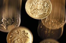 Λίρα Αγγλίας: Οι επενδυτές ποντάρουν πως θα έχει χειρότερη «τύχη» και από το ευρώ